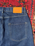 Load image into Gallery viewer, Pleat Relax jean in Rinse Wash