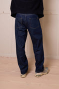 Load image into Gallery viewer, Pleat Relax jean in Rinse Wash
