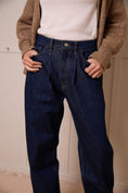 Load image into Gallery viewer, Pleat Relax jean in Rinse Wash
