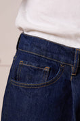 Load image into Gallery viewer, Pleat Relax jean in Rinse Wash
